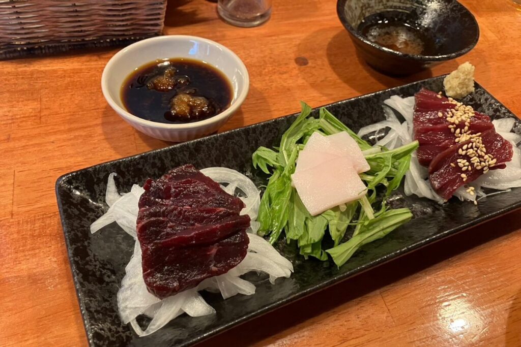 近くのお店で食べた鯨肉のお刺身