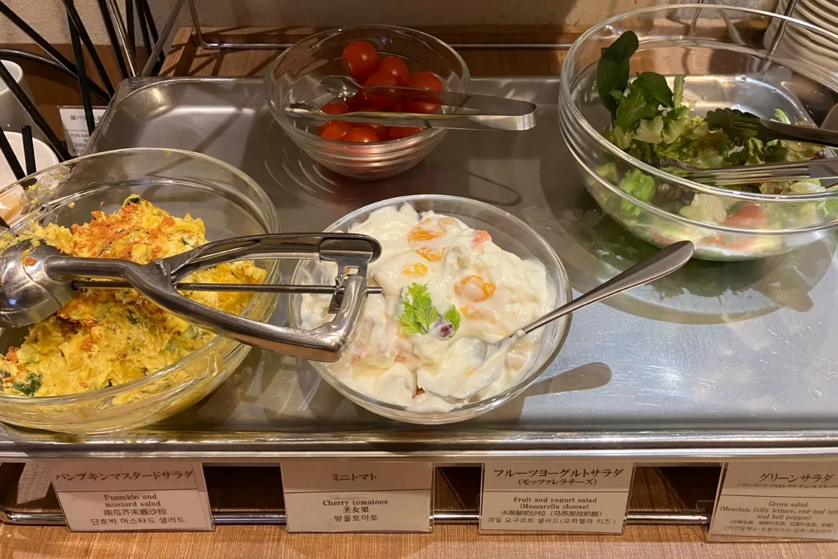 ドーミーイン秋葉原の朝食バイキングで食べたサラダの写真