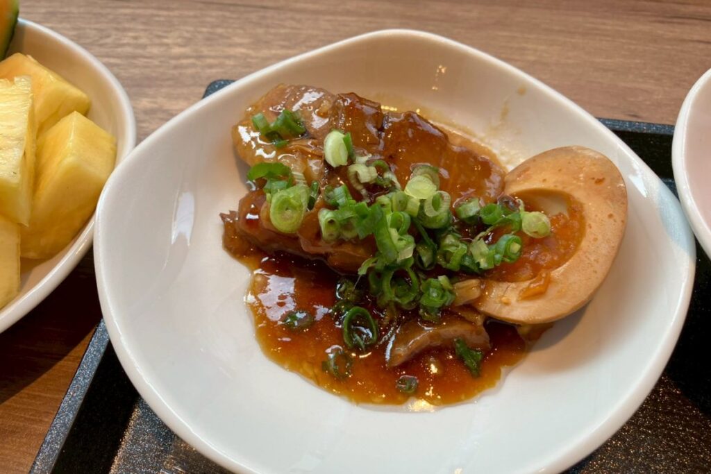 お皿に盛った豚の角煮