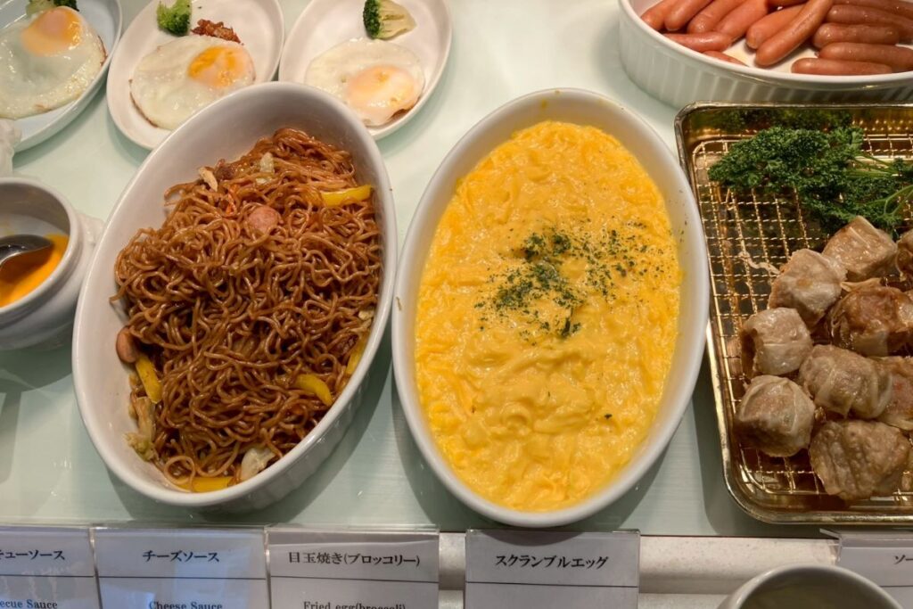 焼きそばとスクランブルエッグ
