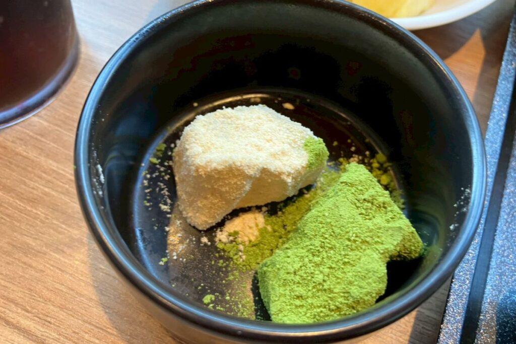 きな粉と抹茶のわらび餅
