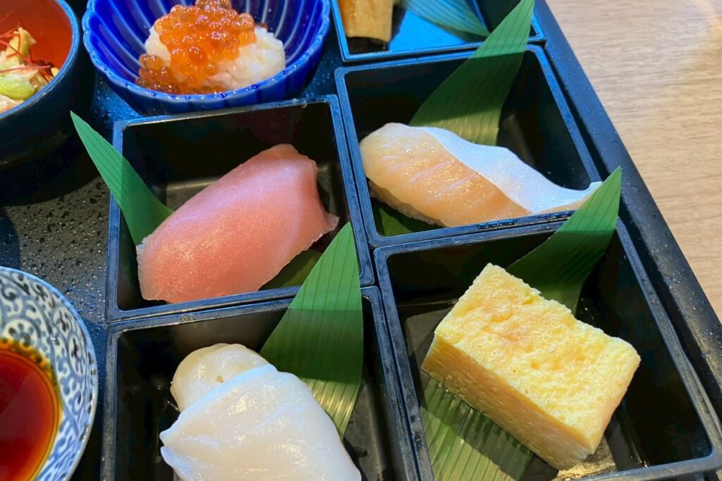 いくら寿司、鮪寿司、サーモン寿司、帆立寿司、卵寿司
