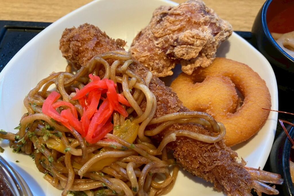 焼きそばとエビフライ