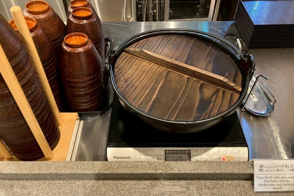 鍋に入った鱧(はも)しんじょうのすまし汁