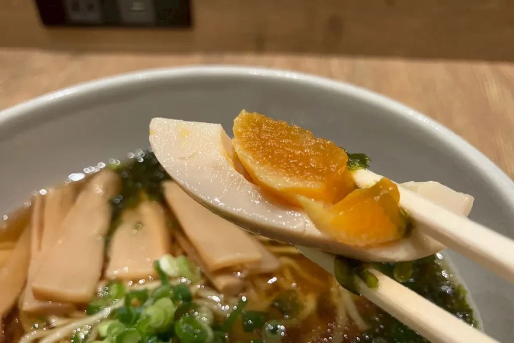 夜鳴きそばにトッピングされている味付け卵