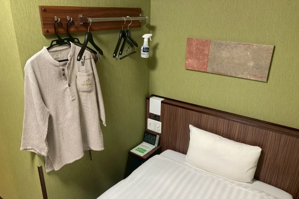 ドーミーインPREMIUM神田で宿泊した部屋内のベッド