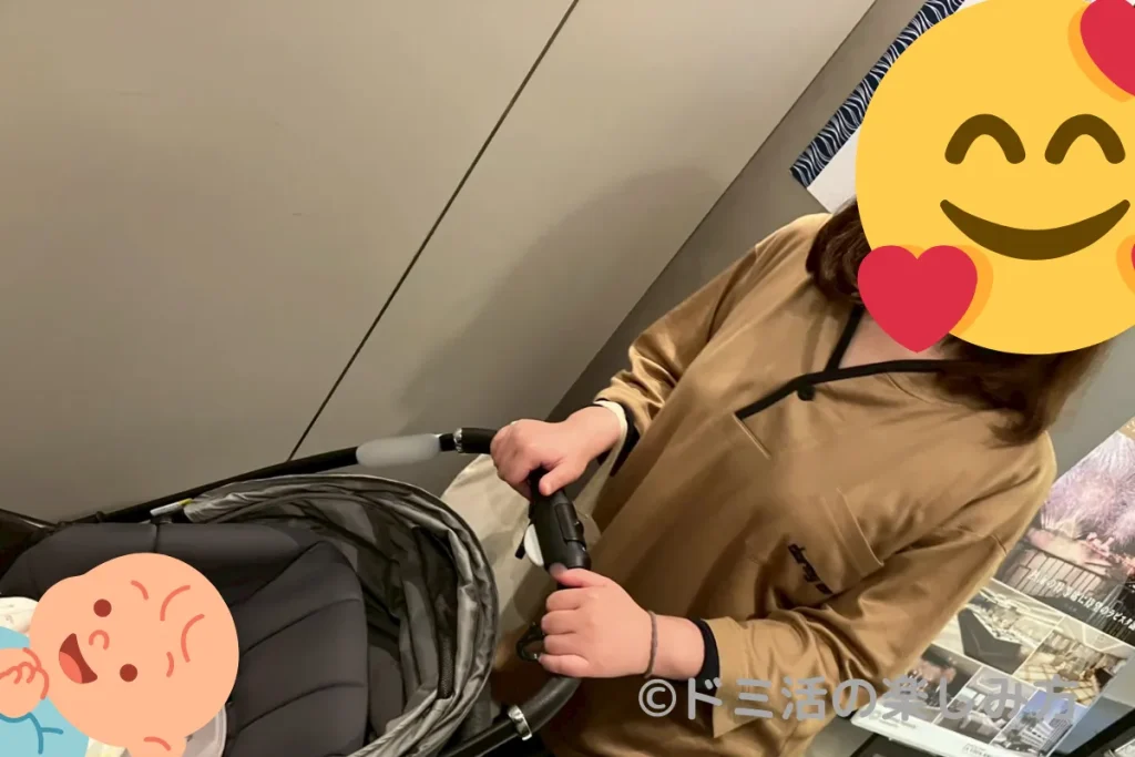ベビーカーを持ってドーミーイン宮崎のなかを移動する写真
