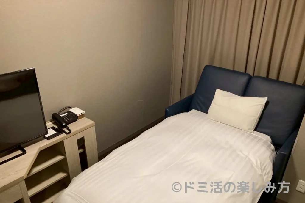 ドーミーイン宮崎で泊まった3人部屋(トリプルルーム)内のソファーベッドの写真