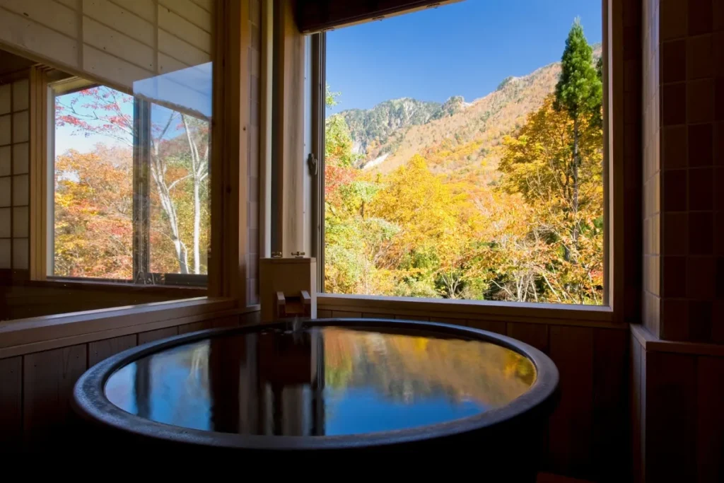 深山桜庵本館の客室にある開放式内風呂