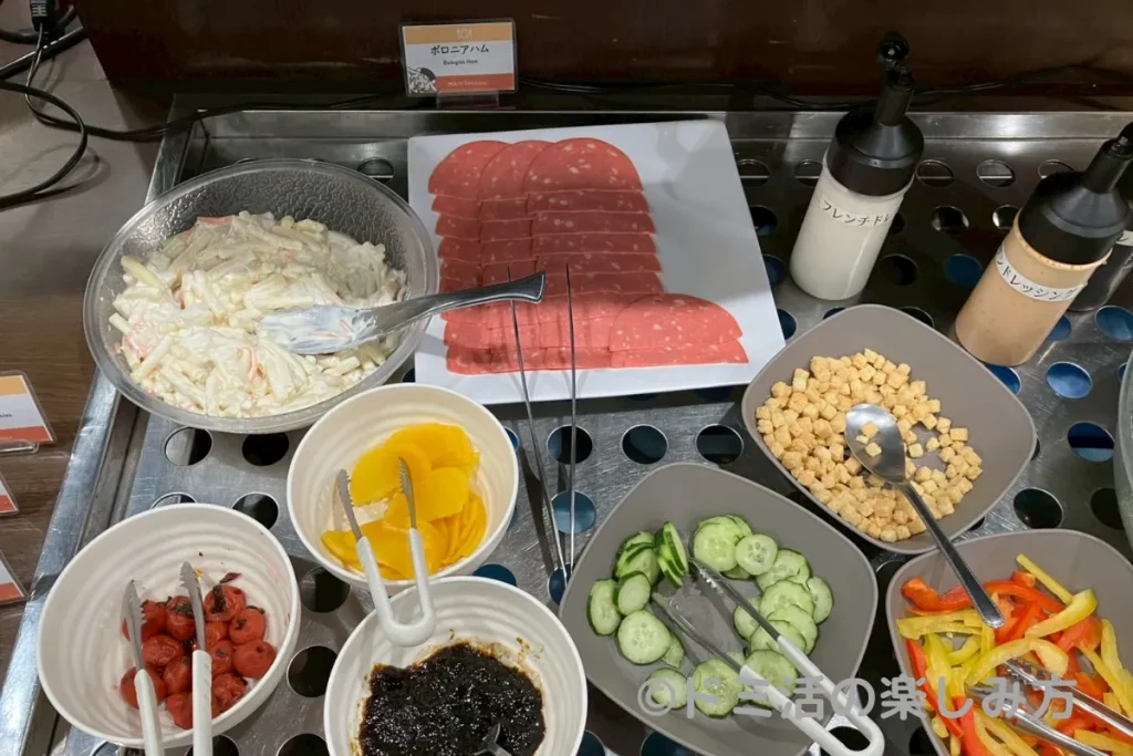 ホテル ルートインの朝食バイキングのボロニアハム、漬物、サラダ等