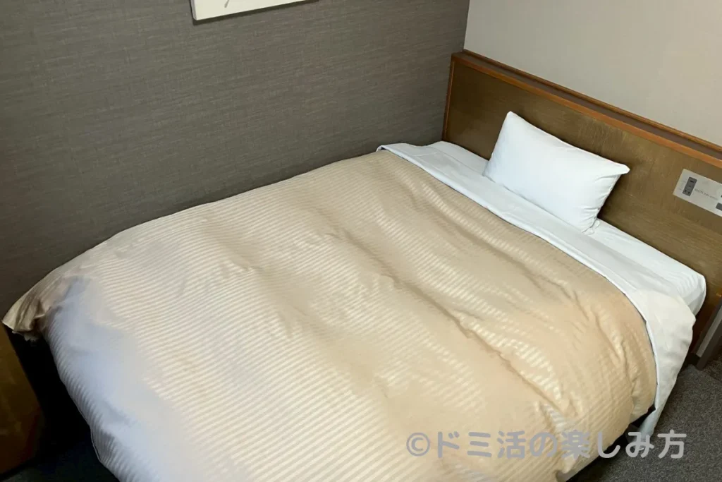 ホテル ルートインの客室のベッド部分の写真