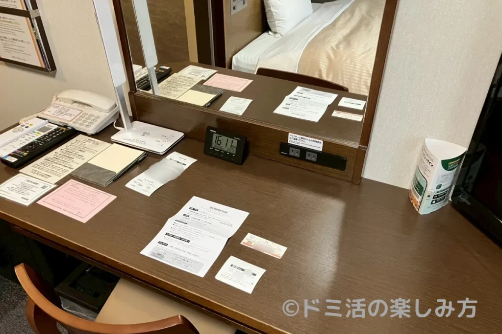 ホテル ルートインの客室のデスク部分の写真
