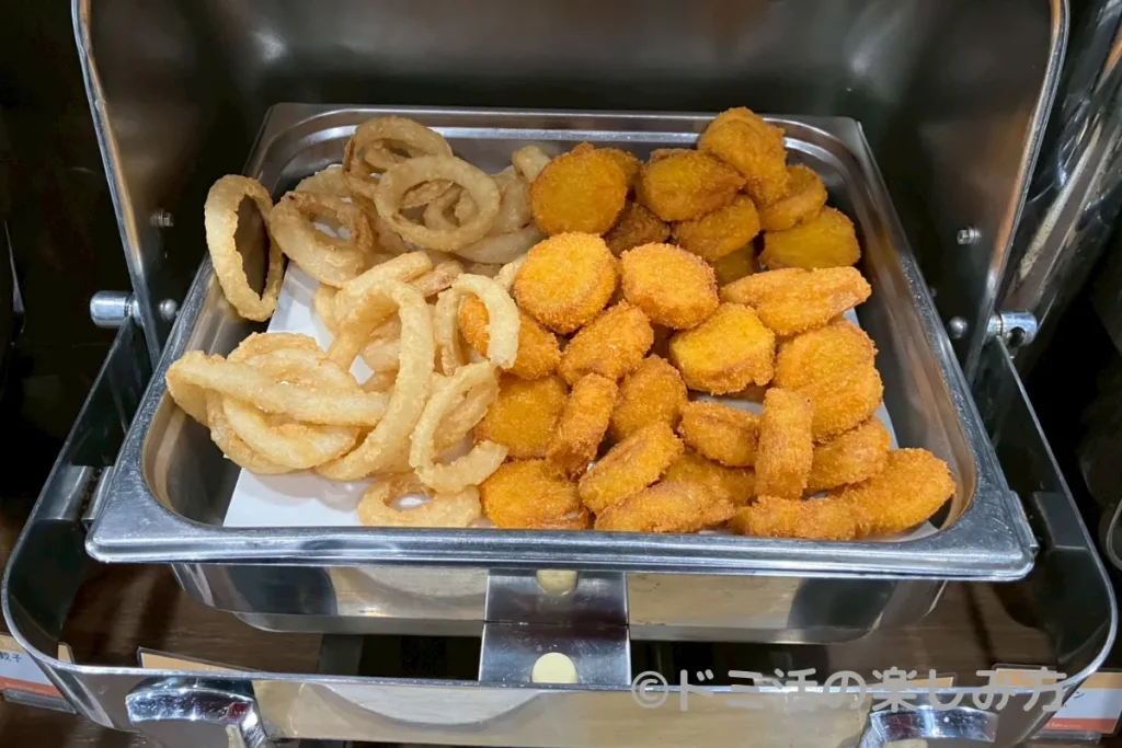 ホテル ルートインの朝食バイキングのオニオンリングとホタテ風味フライ