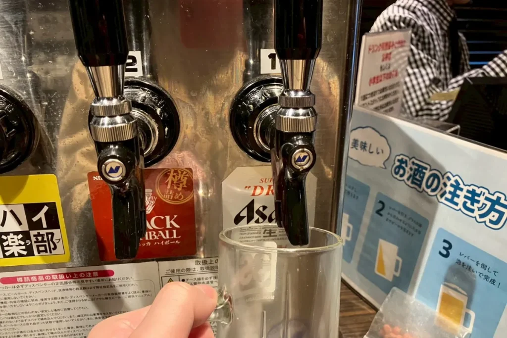 3S hotel hiratsukaでビールを入れて飲むところの写真