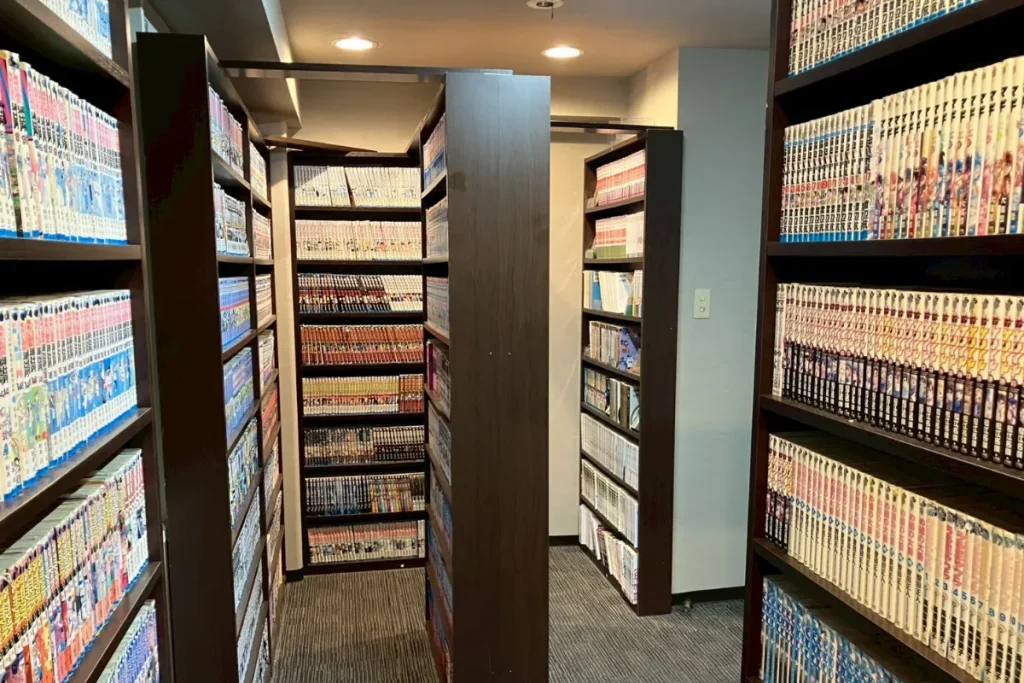 3S hotel hiratsukaの4階のブックコーナーにある漫画棚