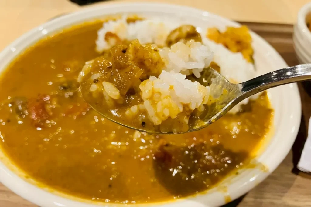 3S hotel hiratsukaの朝食の「特製カレーセット」を食べるところ