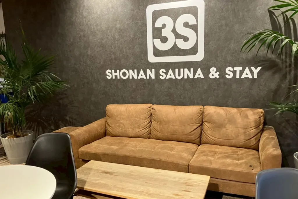 3S hotel hiratsukaのラウンジエリアのソファ