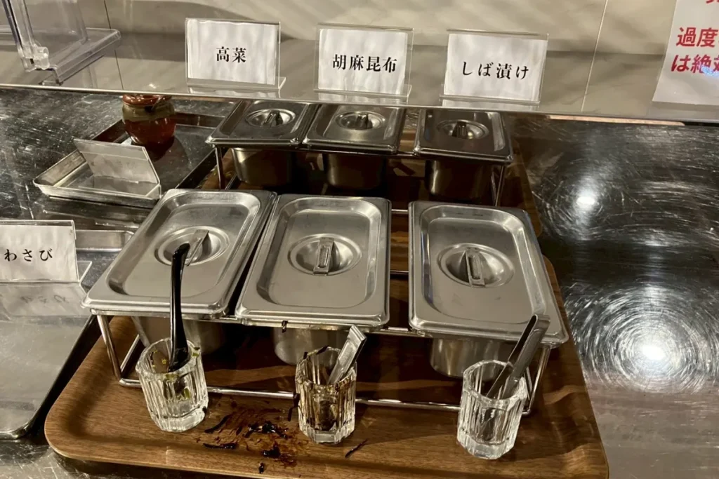 3S hotel hiratsukaの夜食の〆茶漬けの具材（高菜、胡麻昆布、しば漬け）