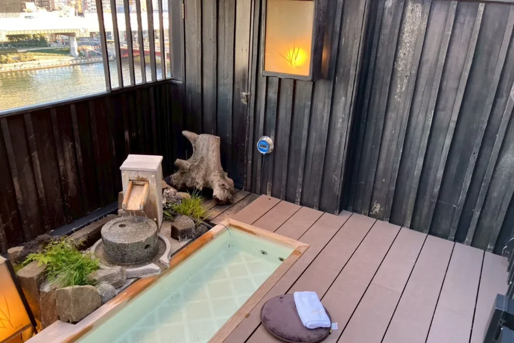 ドーミーインEXPRESS浅草の最上階10階にある足湯