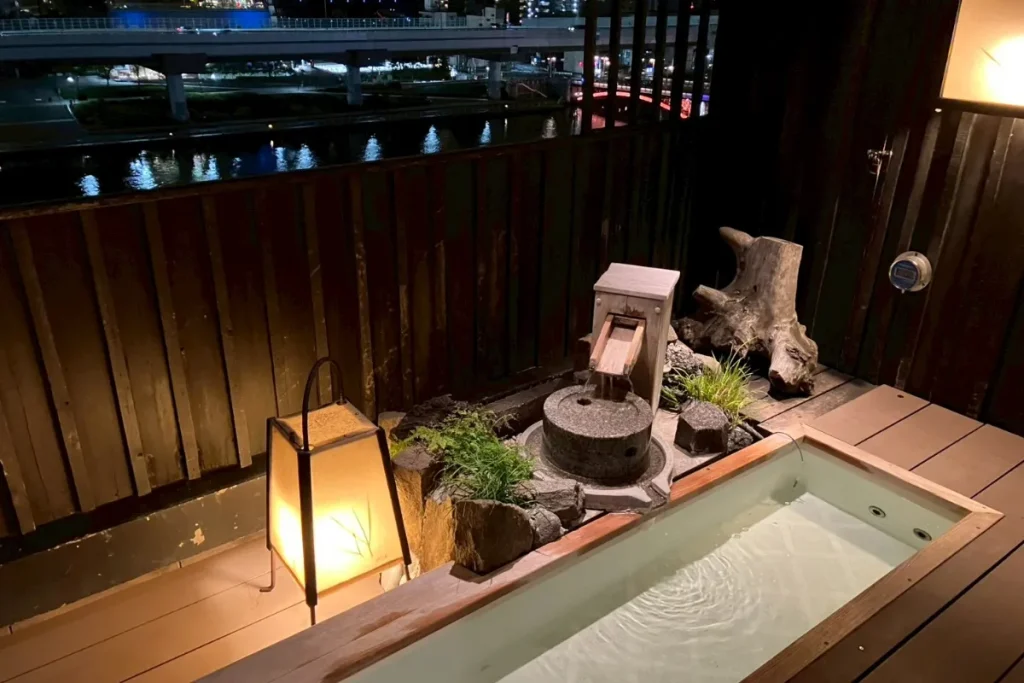 ドーミーインEXPRESS浅草の天望足湯（夜間）