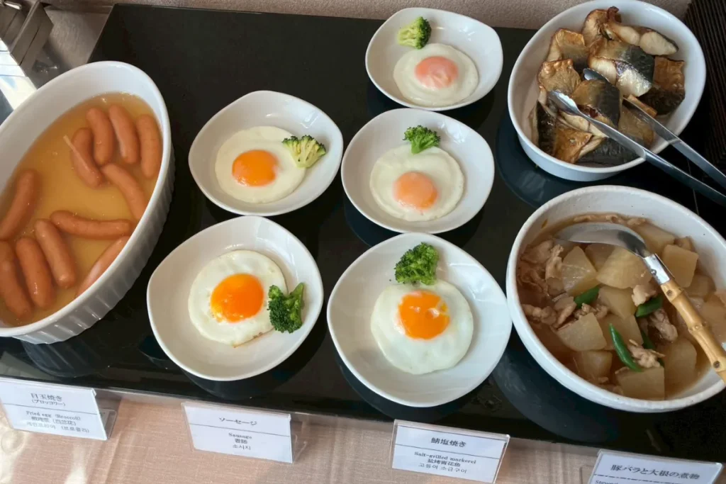 ドーミーインEXPRESS浅草の朝食バイキングで食べられる煮物・ウインナー