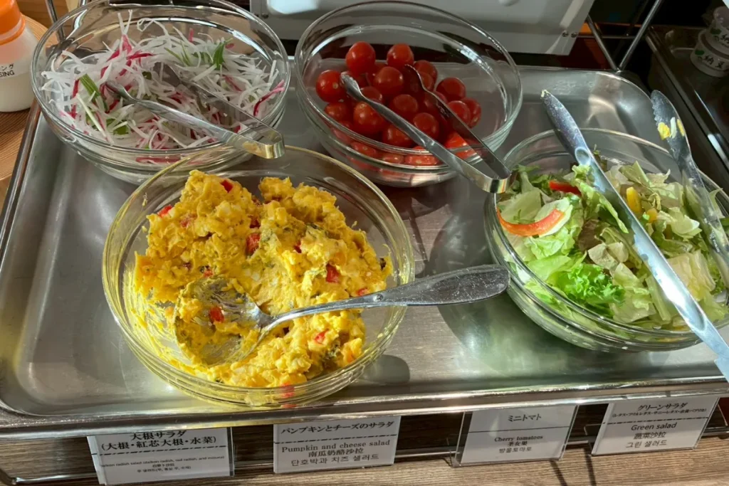 ドーミーインEXPRESS浅草の朝食バイキングで食べられるサラダ