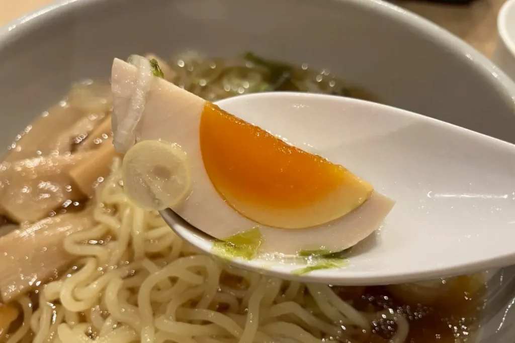 ドーミーイン水戸の夜鳴きそばのトッピングの味付け卵