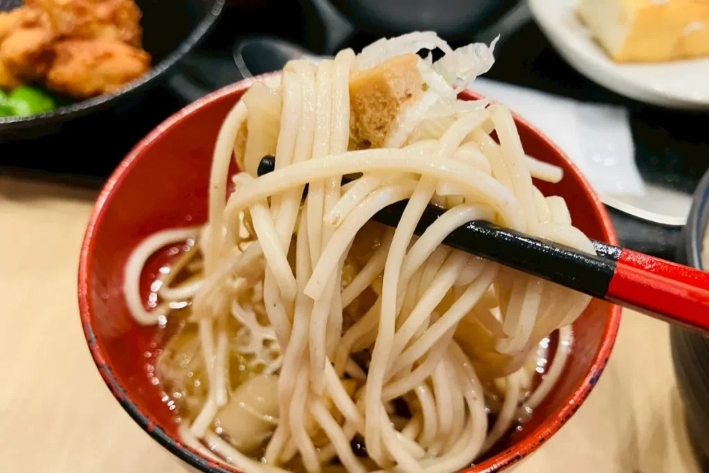 けんちん蕎麦をお箸で持っている場面