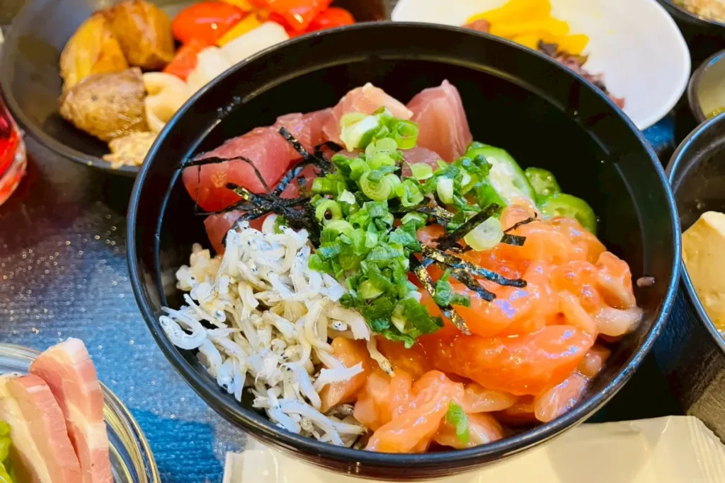ドーミーインPREMIUM東京小伝馬町の朝食で食べられる海鮮丼