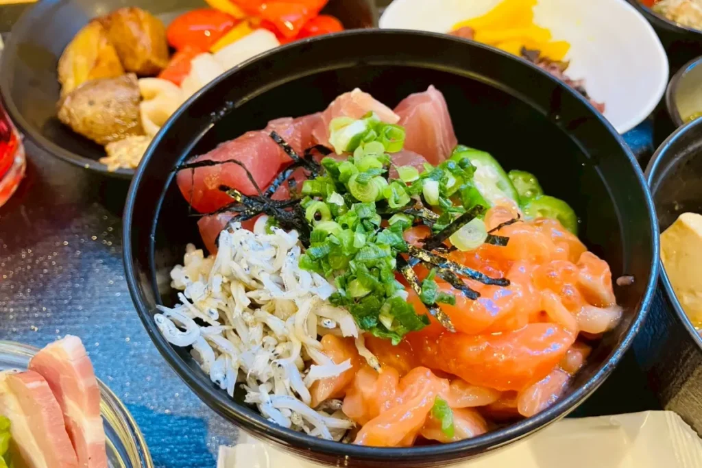 ドーミーインPREMIUM東京小伝馬町の海鮮丼