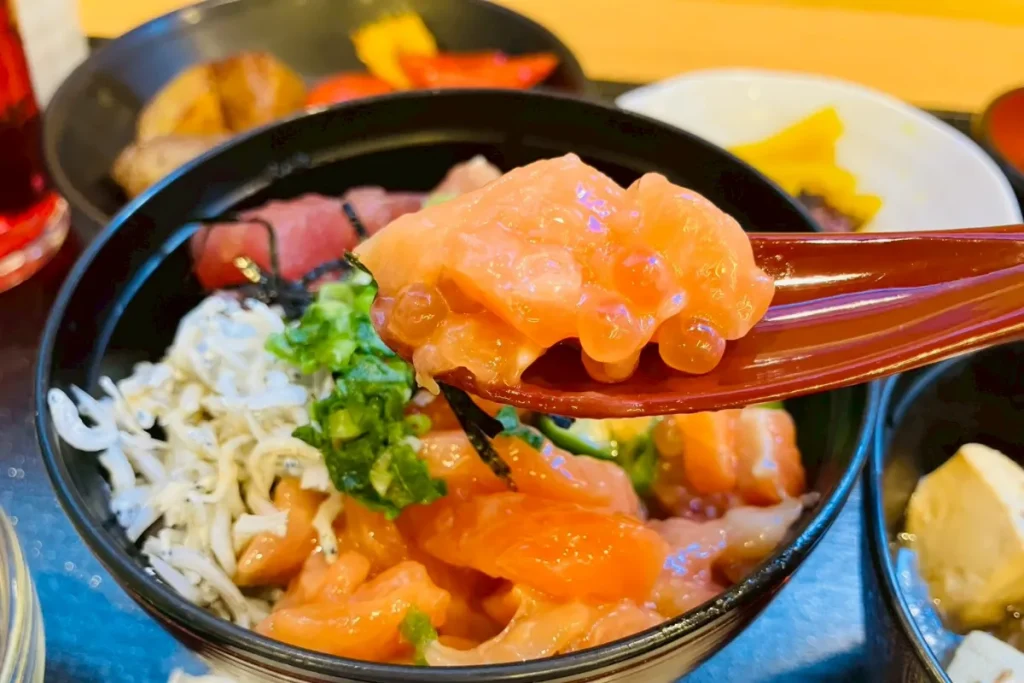 ドーミーインPREMIUM東京小伝馬町の海鮮丼を食べるところ