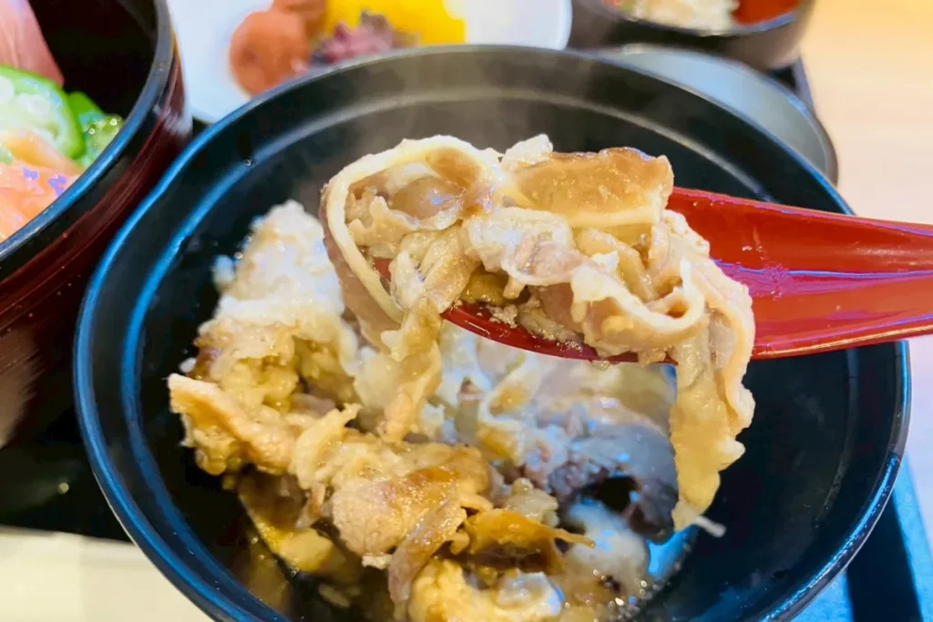 ドーミーインPREMIUM東京小伝馬町の肉豆腐を食べるところ