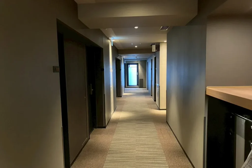ドーミーインPREMIUM東京小伝馬町のホテル内の廊下