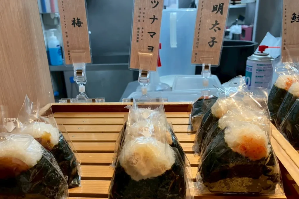 ドーミーイン上野・御徒町の朝食のおにぎり（梅・ツナマヨ・明太子）