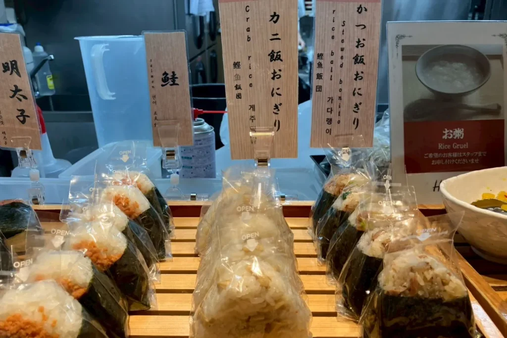 ドーミーイン上野・御徒町の朝食のおにぎり（鮭・カニ飯おにぎり・かつお飯おにぎり）