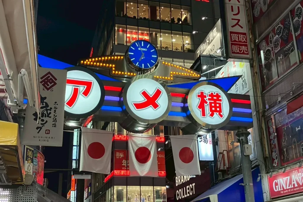 ドーミーイン上野・御徒町の近くのアメ横通り