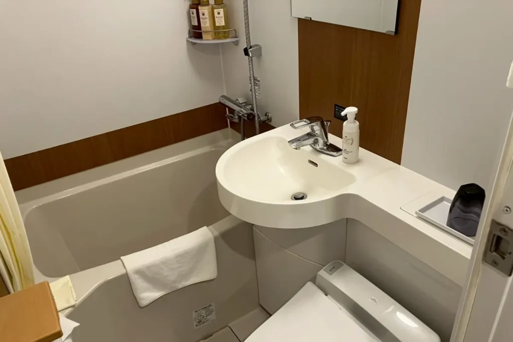 ドーミーイン上野・御徒町のコンパクトシングルには湯舟が付いている