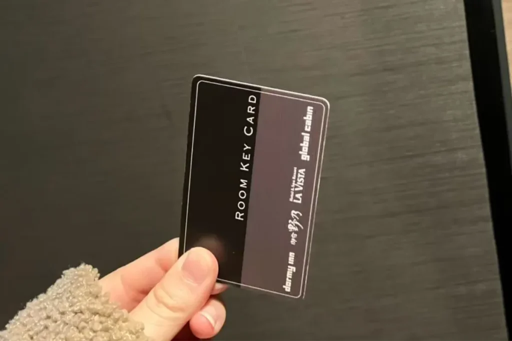 ドーミーインは外出時に鍵（カードキー）を預けますか？チェックイン後にお出かけしたいので教えてください。