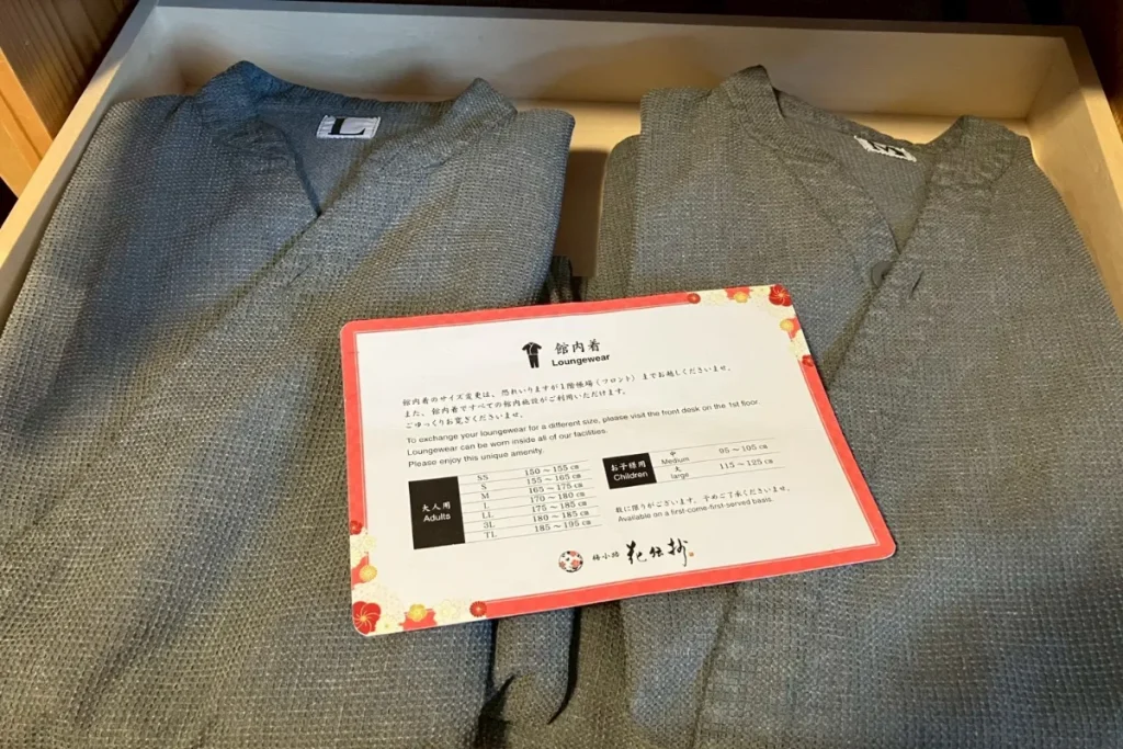 京都 梅小路 花伝抄のお部屋にある館内着(作務衣)