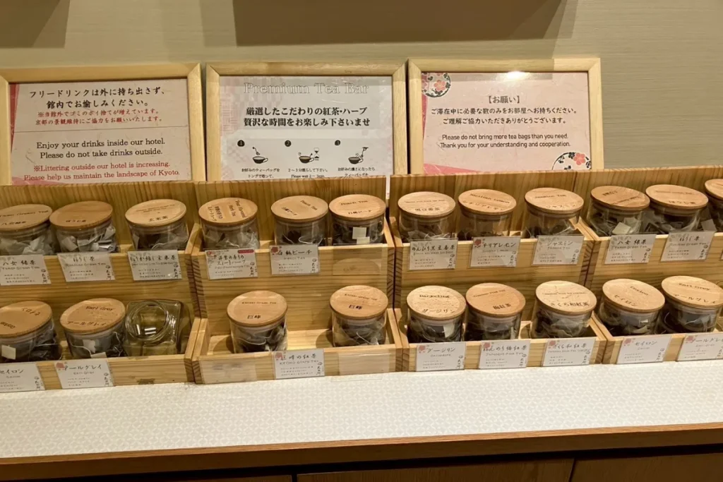 いろいろな種類のお茶が飲めるドリンクコーナー