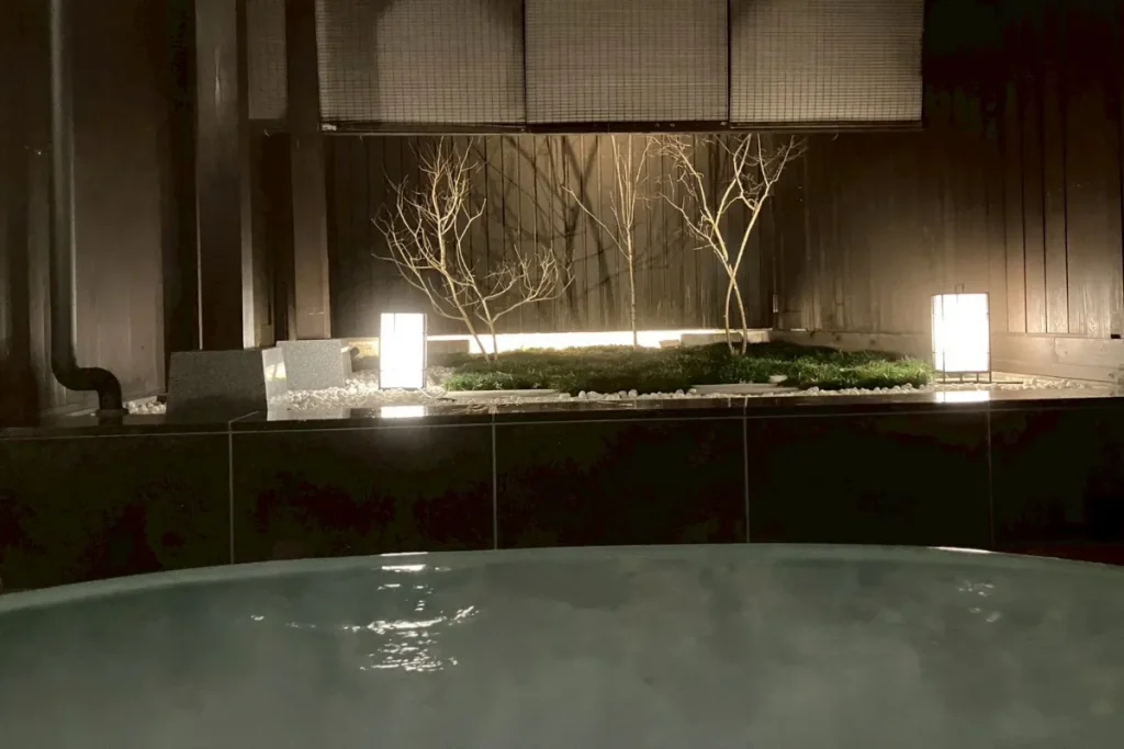 京都 梅小路 花伝抄の貸切風呂から見た石庭