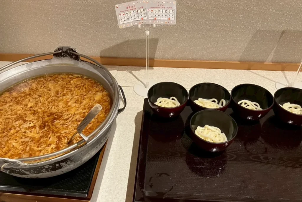 京都 梅小路 花伝抄の朝食バイキングの湯葉出汁うどん