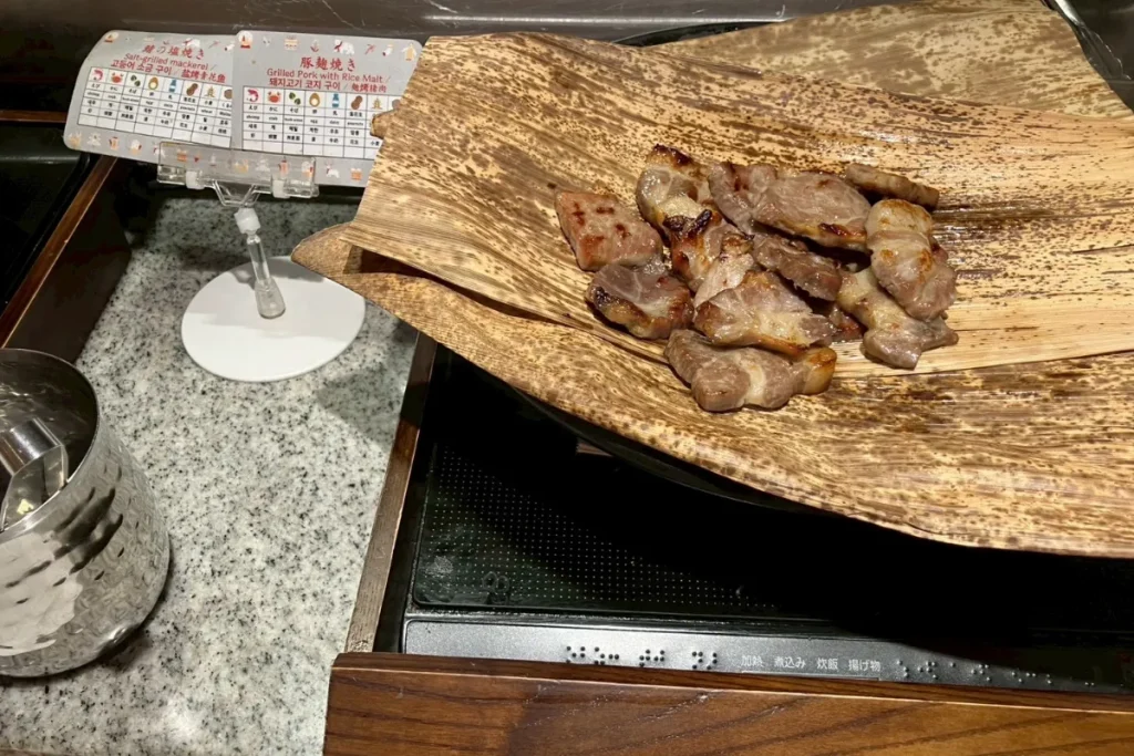 京都 梅小路 花伝抄の朝食バイキングの豚麹焼き