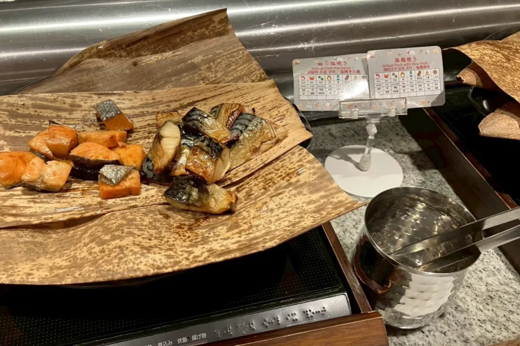 京都 梅小路 花伝抄の朝食バイキングの鯖・鮭の塩焼き