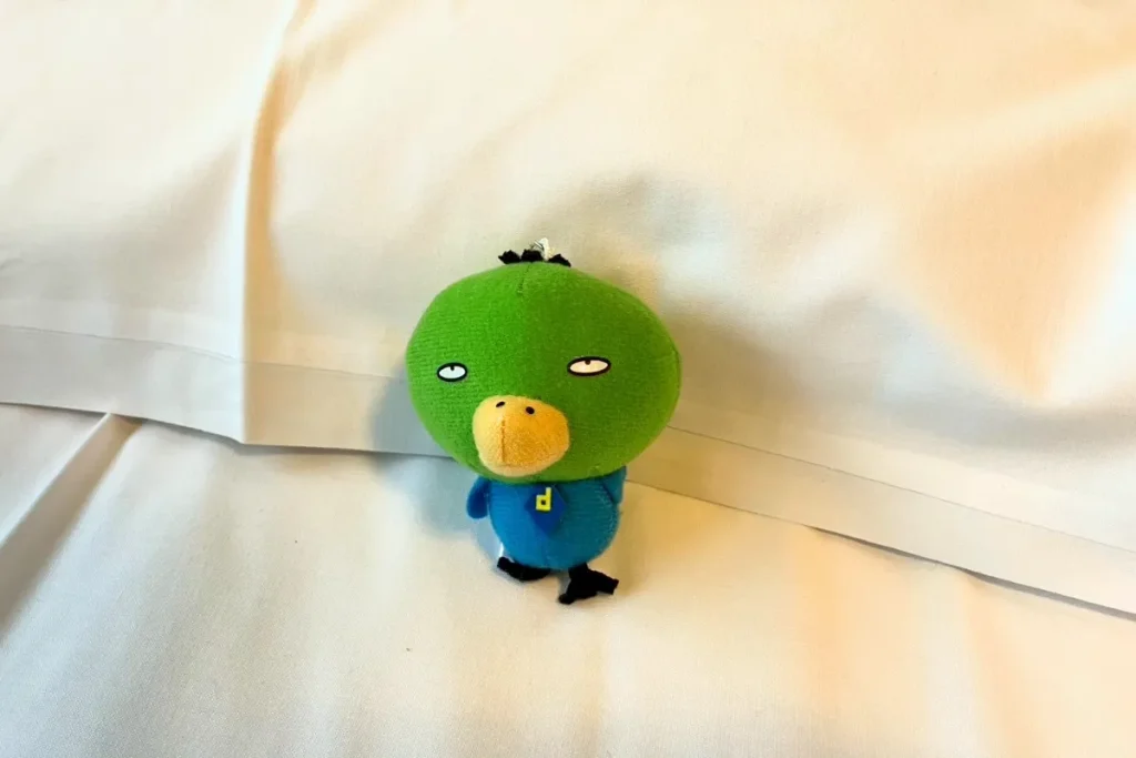 ベッドにドーミーいんこがいる様子