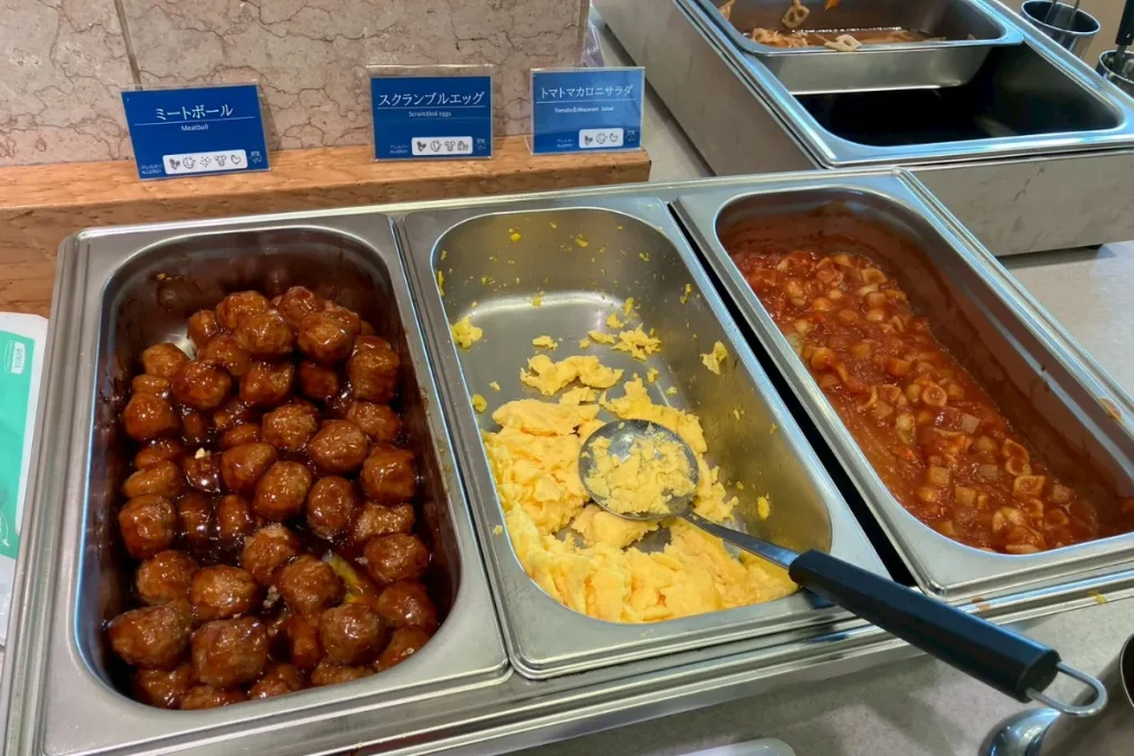 東横インの朝食バイキングのミートボール・スクランブルエッグ・トマトマカロニサラダ