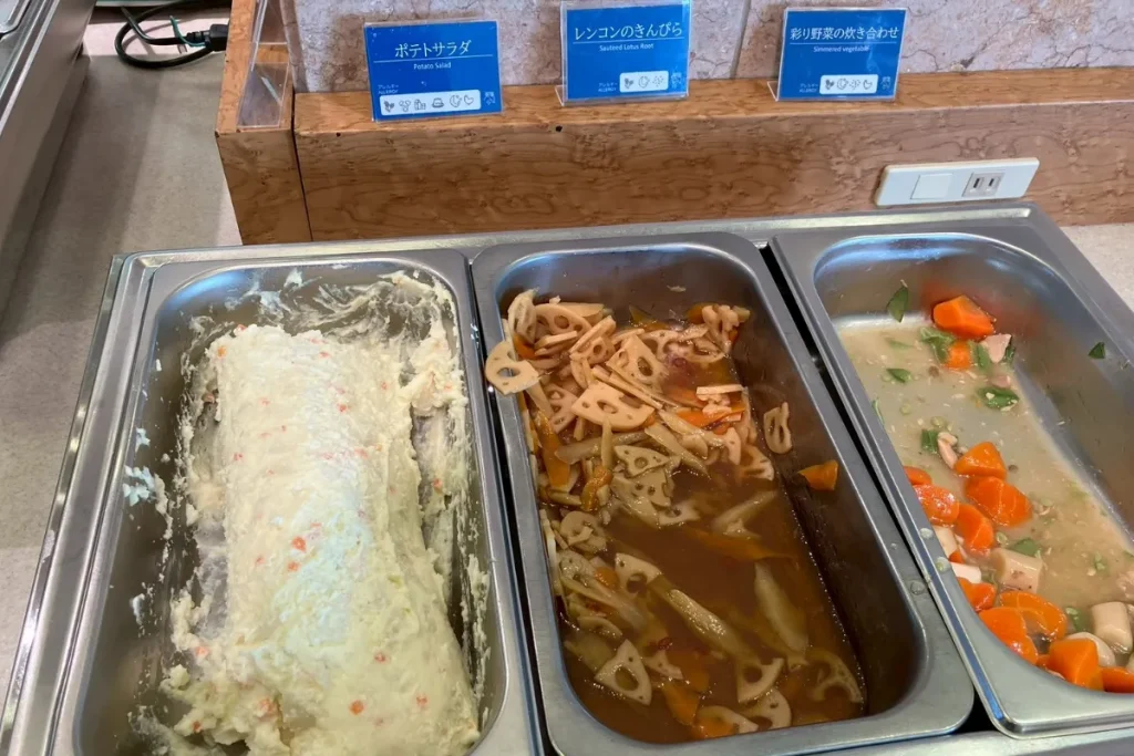 東横インの朝食バイキングのポテトサラダ・レンコンのきんぴら・彩り野菜の炊き合わせ