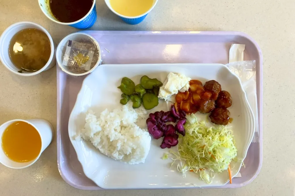 【朝食ひどい？】東横インで食べた朝ごはんの感想！持ち帰りOKで部屋で食べられる