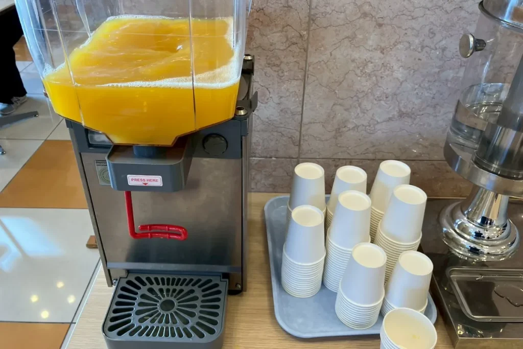 東横インの朝食バイキングのオレンジジュース