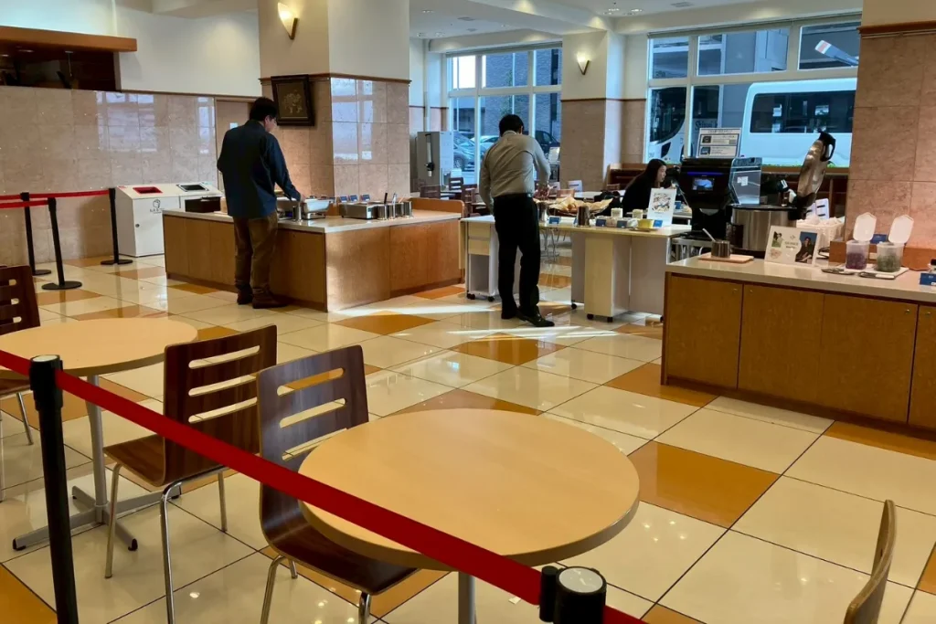 東横インの朝食バイキング会場の様子